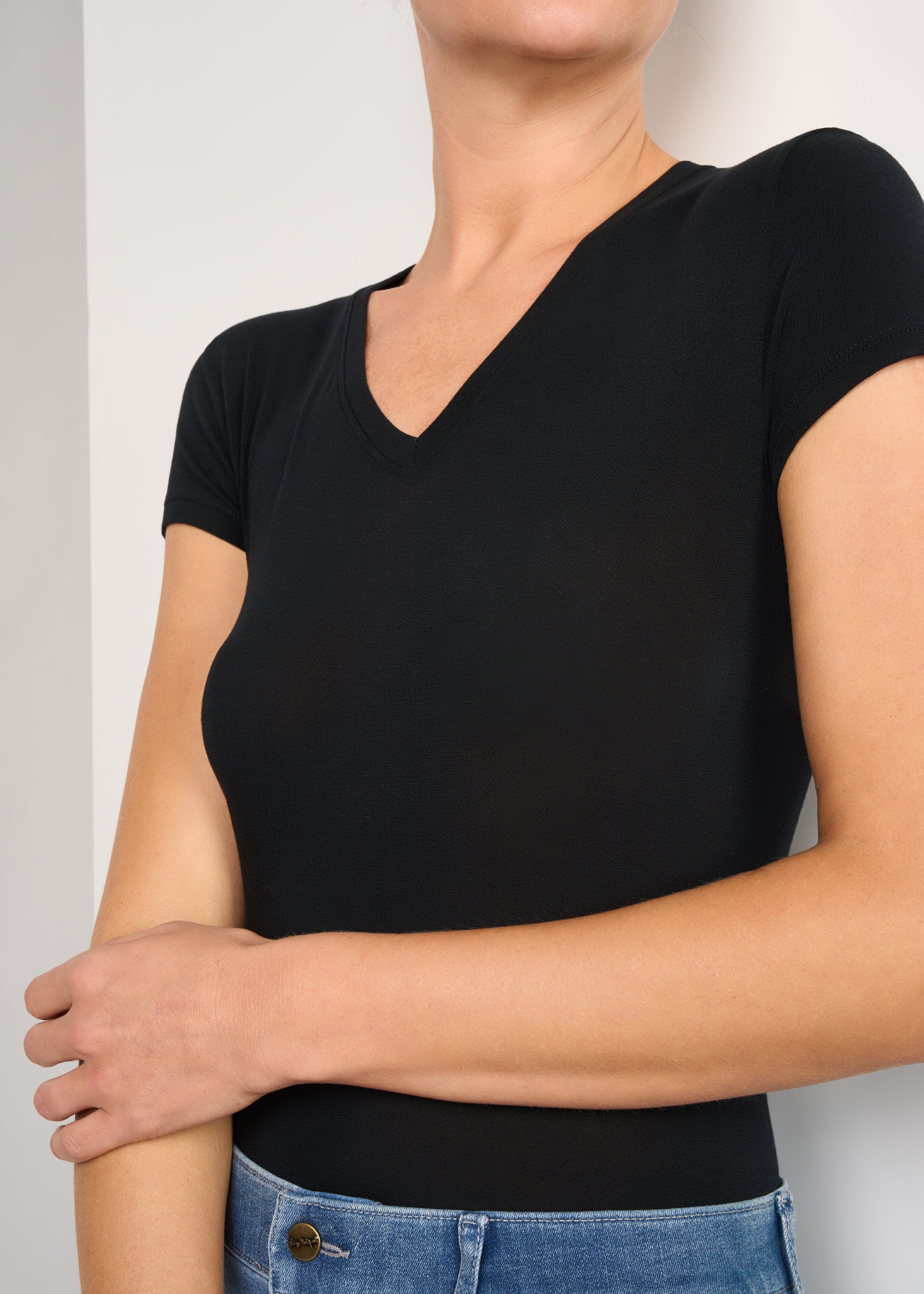 T-SHIRT LEGER CON SETA SCOLLO V