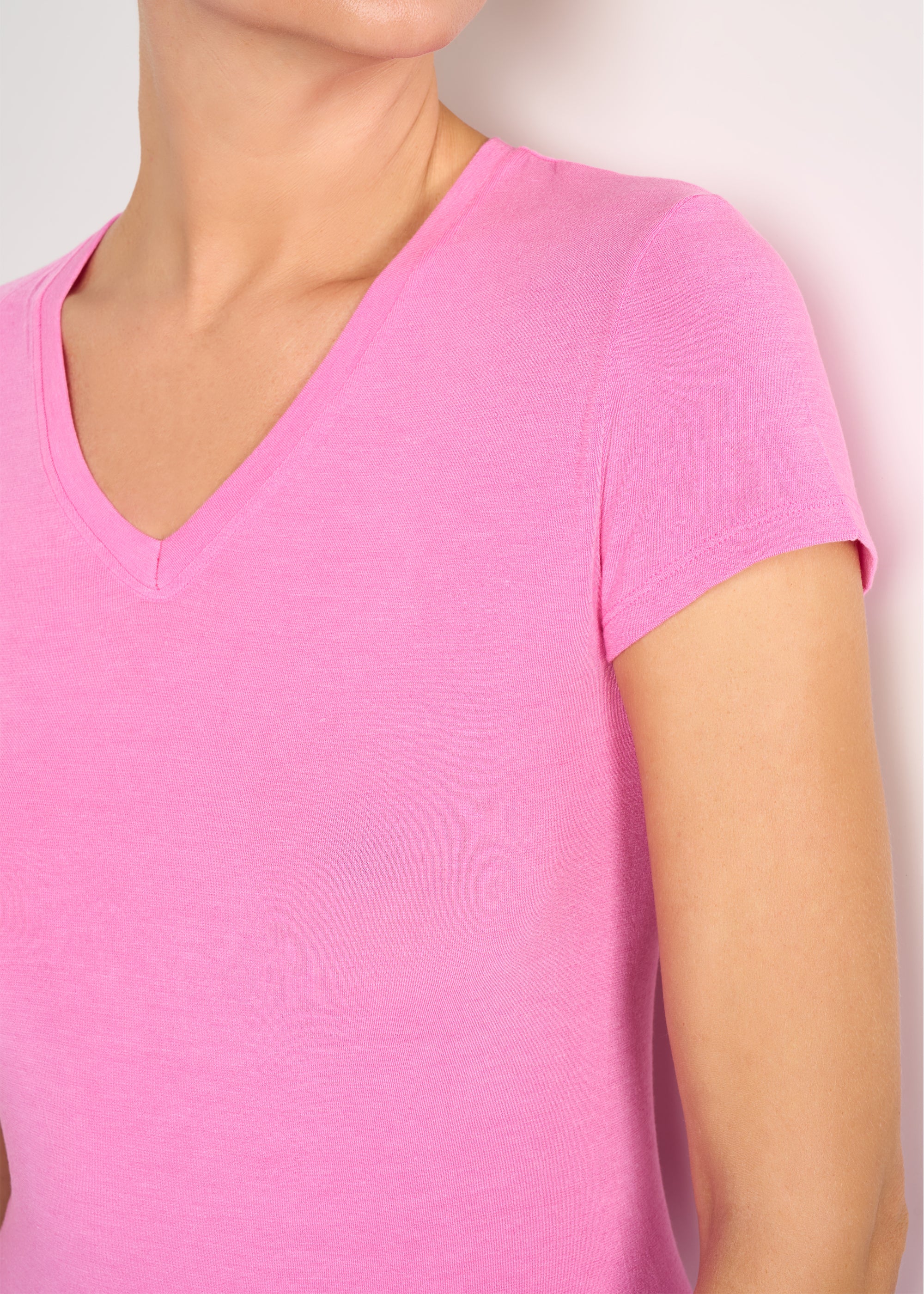 T-SHIRT LEGER CON SETA SCOLLO V
