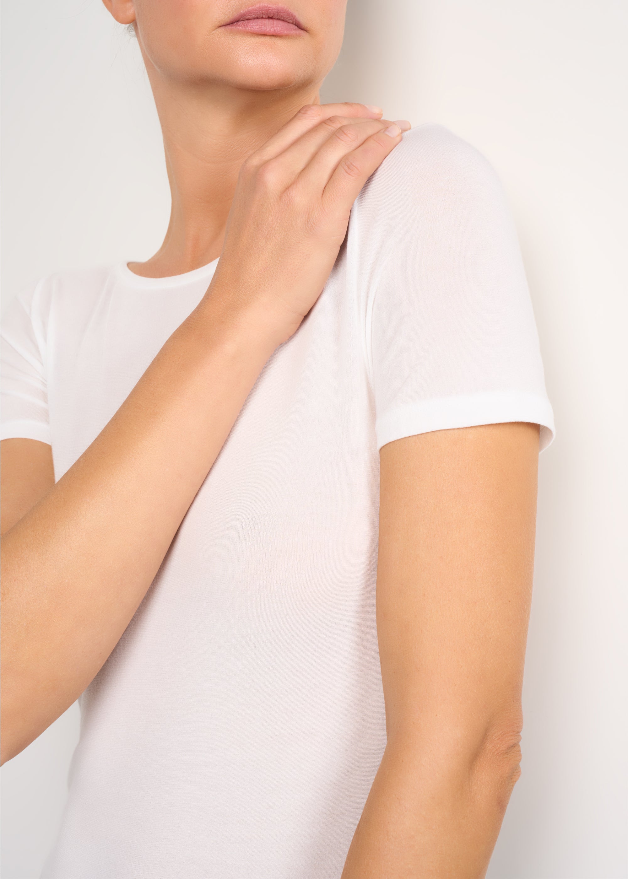 T-SHIRT LEGER CON SETA SCOLLO BARCHETTA