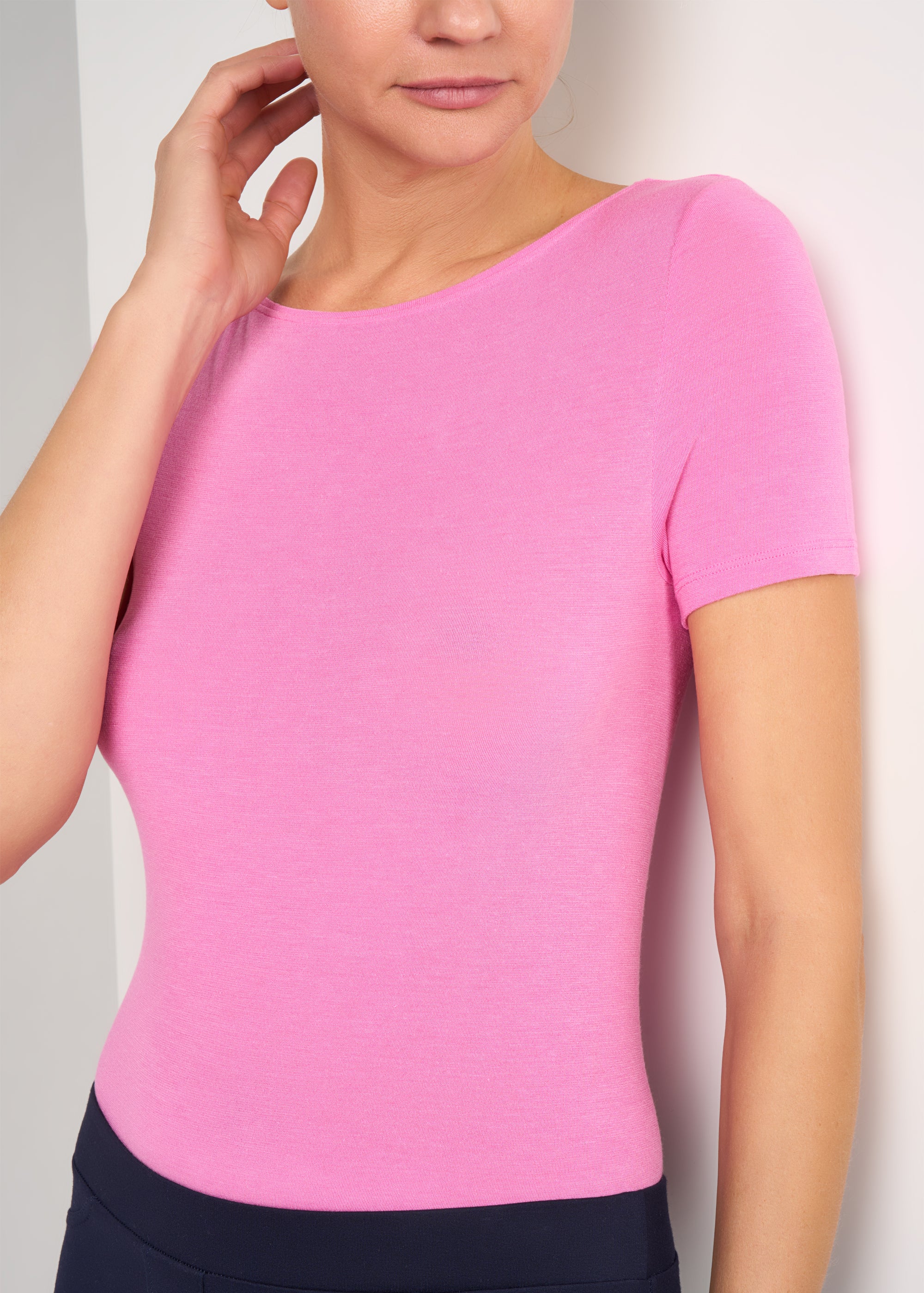 T-SHIRT LEGER CON SETA SCOLLO BARCHETTA