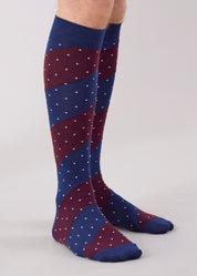 Calza lunga in cotone a righe grandi oblique blu e bordeaux con pois bianchi allover da uomo
