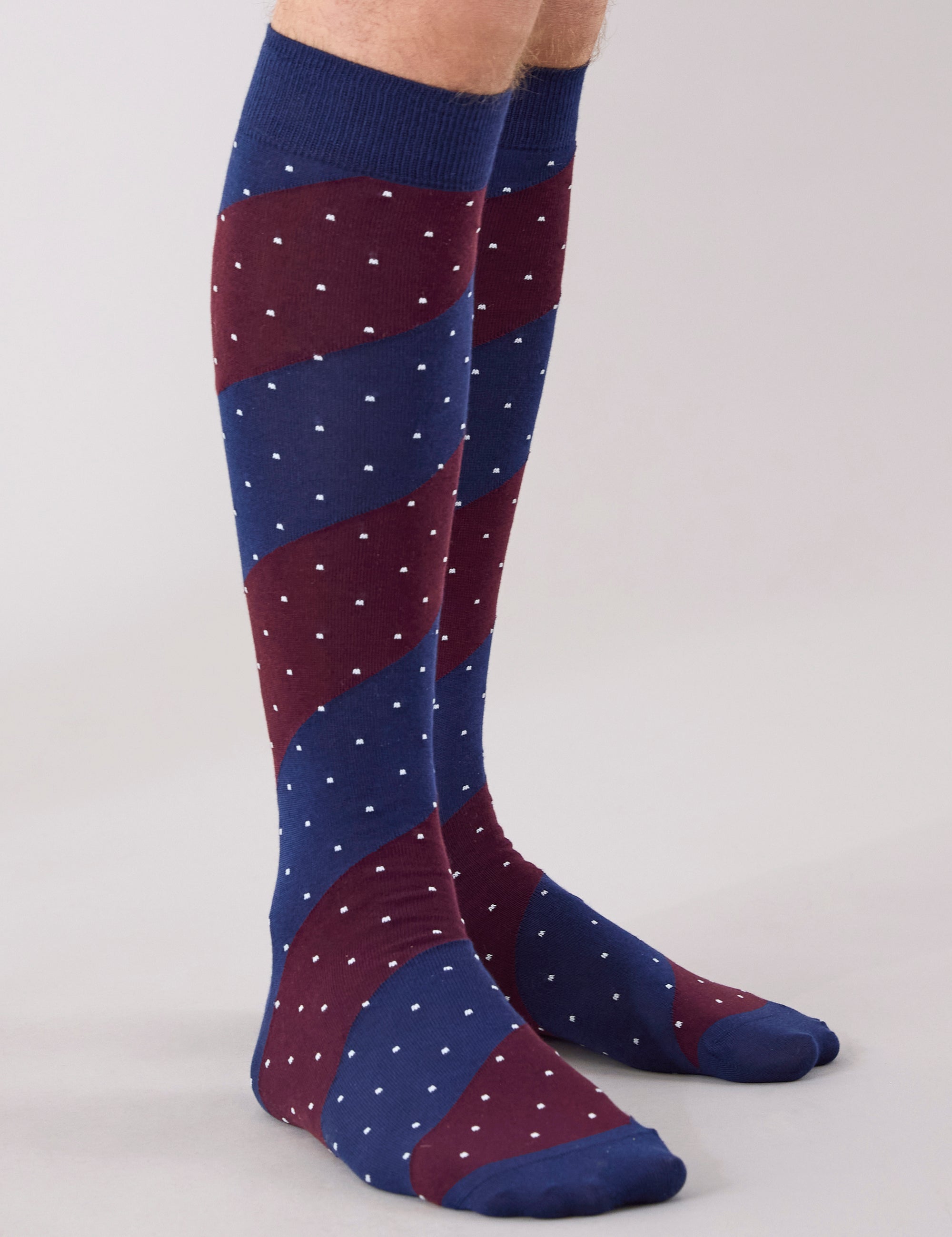 Calza lunga in cotone a righe grandi oblique blu e bordeaux con pois bianchi allover da uomo