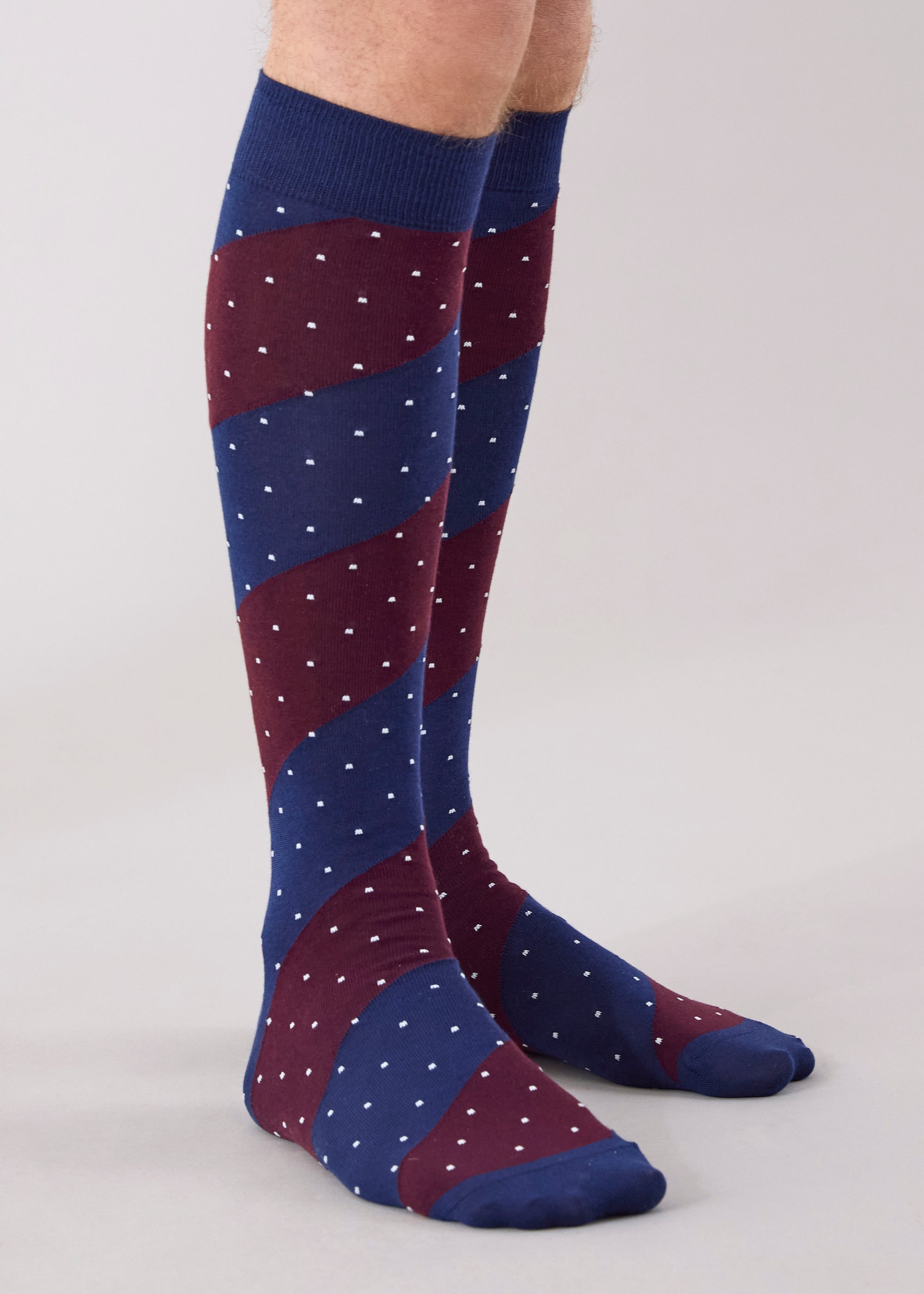 Calza lunga in cotone a righe grandi oblique blu e bordeaux con pois bianchi allover da uomo